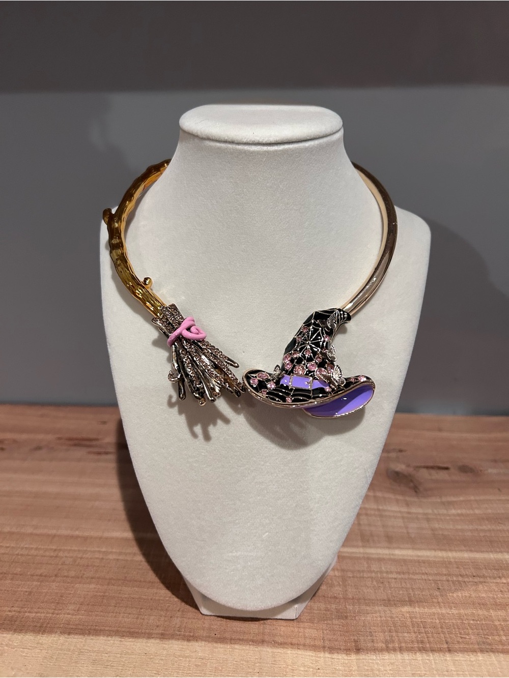 NWT Betsey Johnson Gold Witchy Broom Collar Necklace - Picture 3 of 7